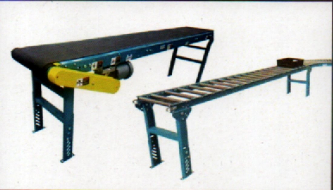 Belt conveyor joined to a roller conveyor section